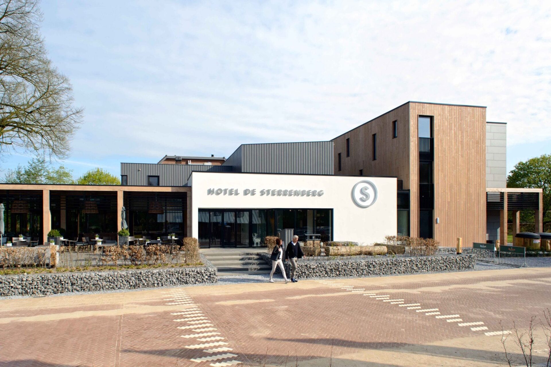 Vooraanzicht met personen Hotel de Sterrenberg