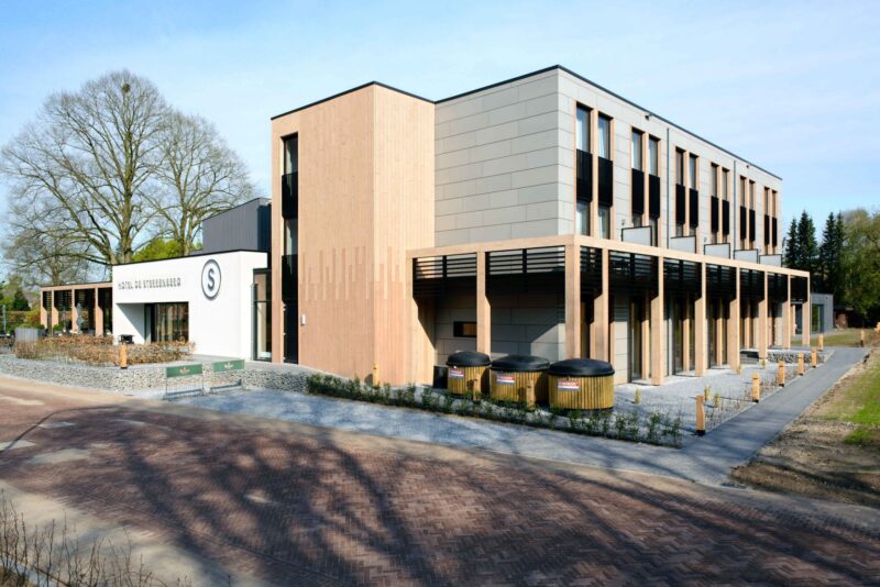 Zijaanzicht Hotel de Sterrenberg