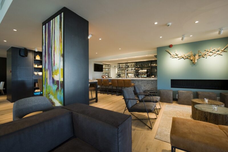 Interieurontwerp lounge en bar binnen Hotel de Sterrenberg