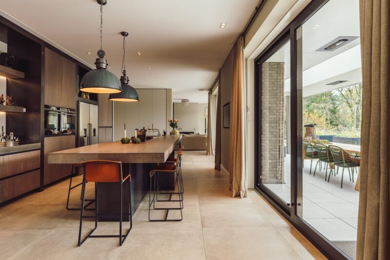 Interieurontwerp van leefkeuken in appartementenvilla in Den Dolder