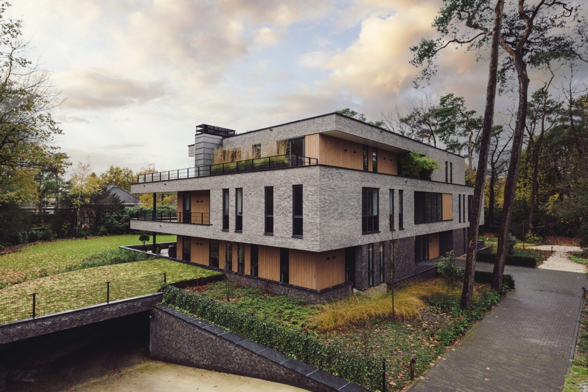 Zijaanzicht moderne appartementenvilla in Den Dolder