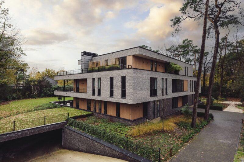 Zijaanzicht moderne appartementenvilla in Den Dolder