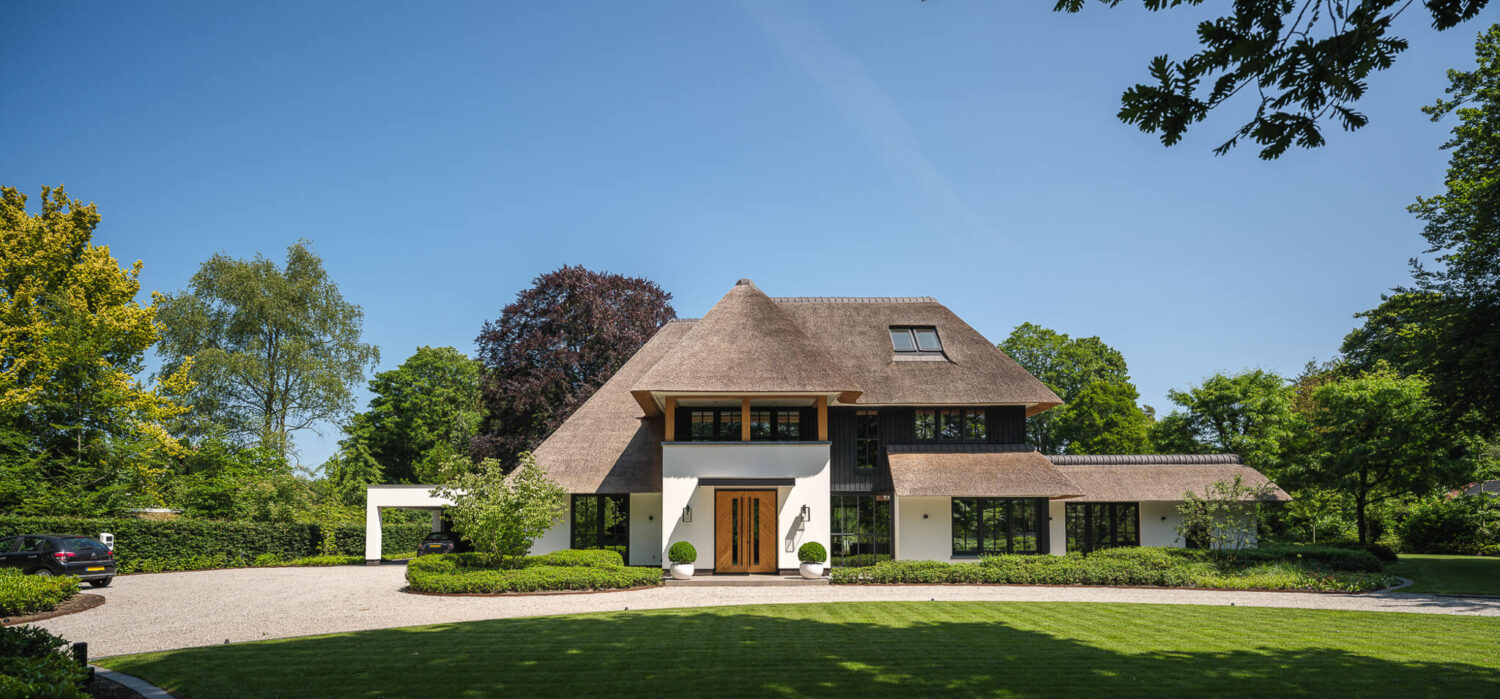 Architect beschermd stadsgezicht villa met rieten kap (1)