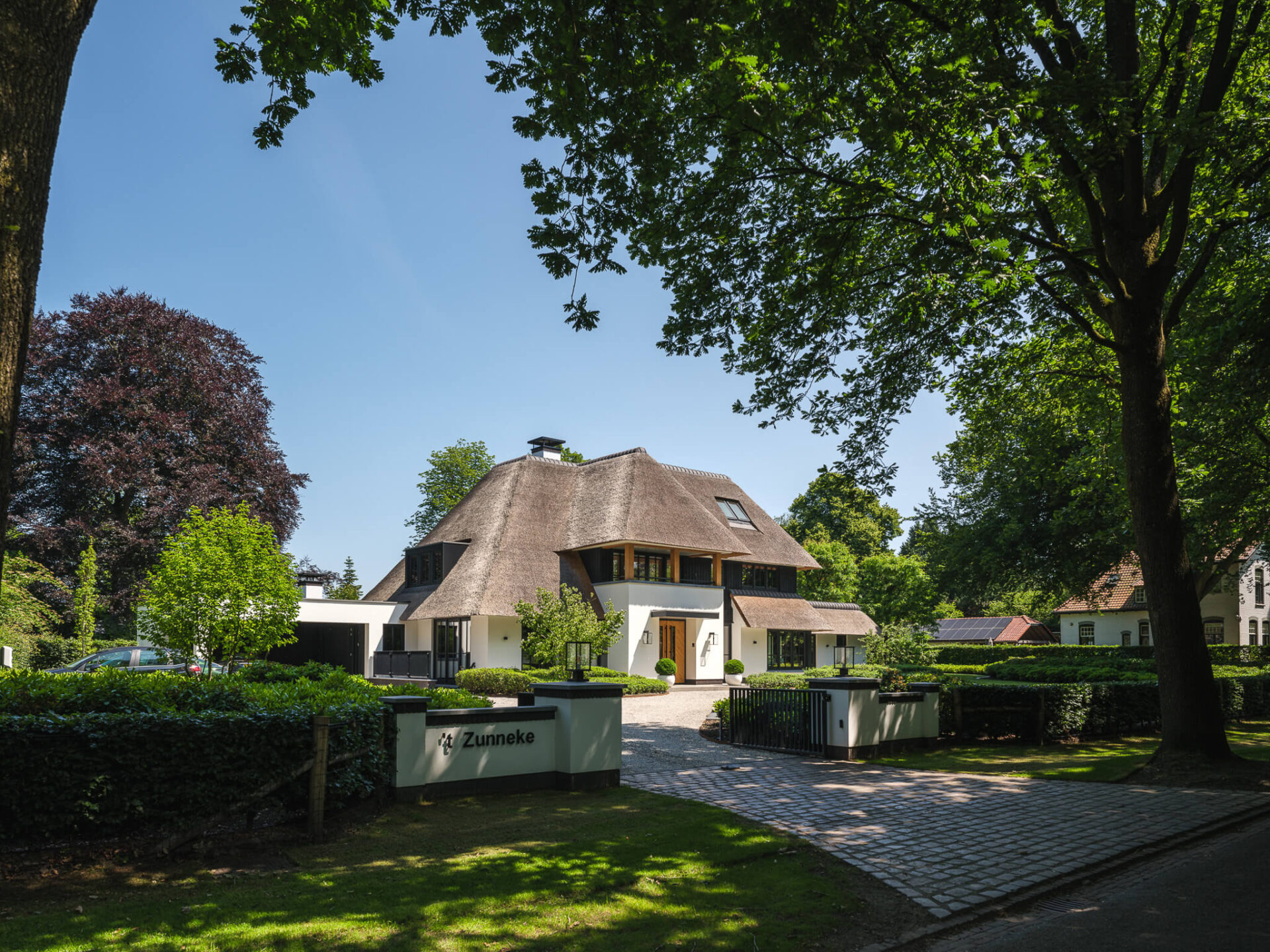 Architect beschermd stadsgezicht villa met rieten kap (2)