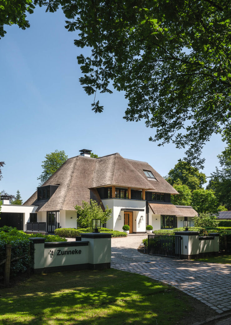 Villa met rieten kap in beschermd stadsgezicht