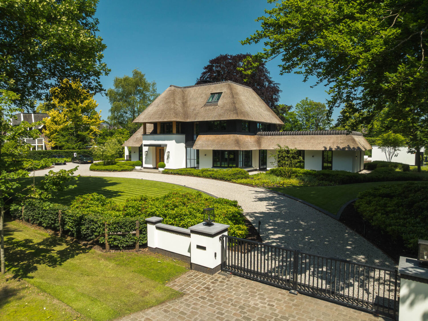 Architect beschermd stadsgezicht villa met rieten kap (4)