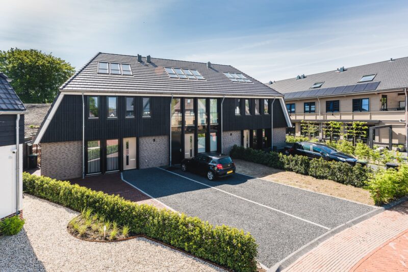 Rug-aan-rugwoningen binnen De Houtzagerij te Laren