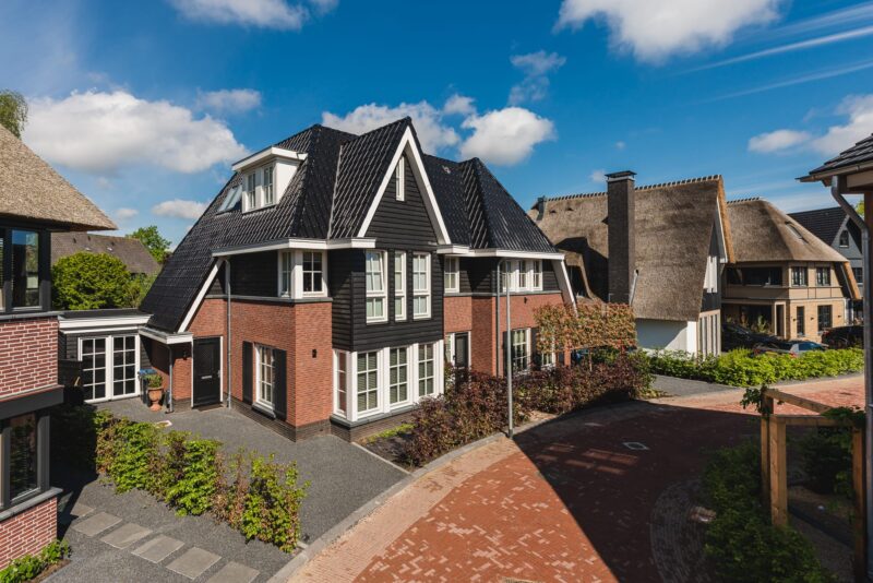 Aanzicht twee-onder-een-kapwoning in De Houtzagerij te Laren