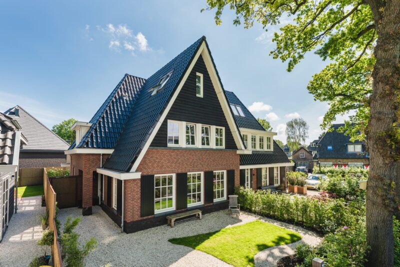 Villa met dakpannen in De Houtzagerij te Laren
