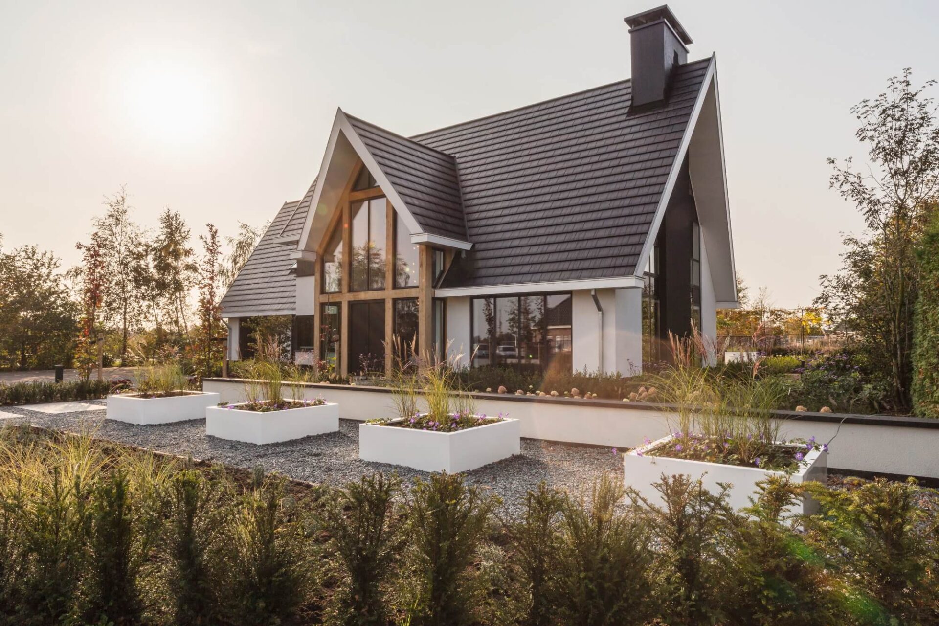 Schuurwoning met zwarte dakpannen