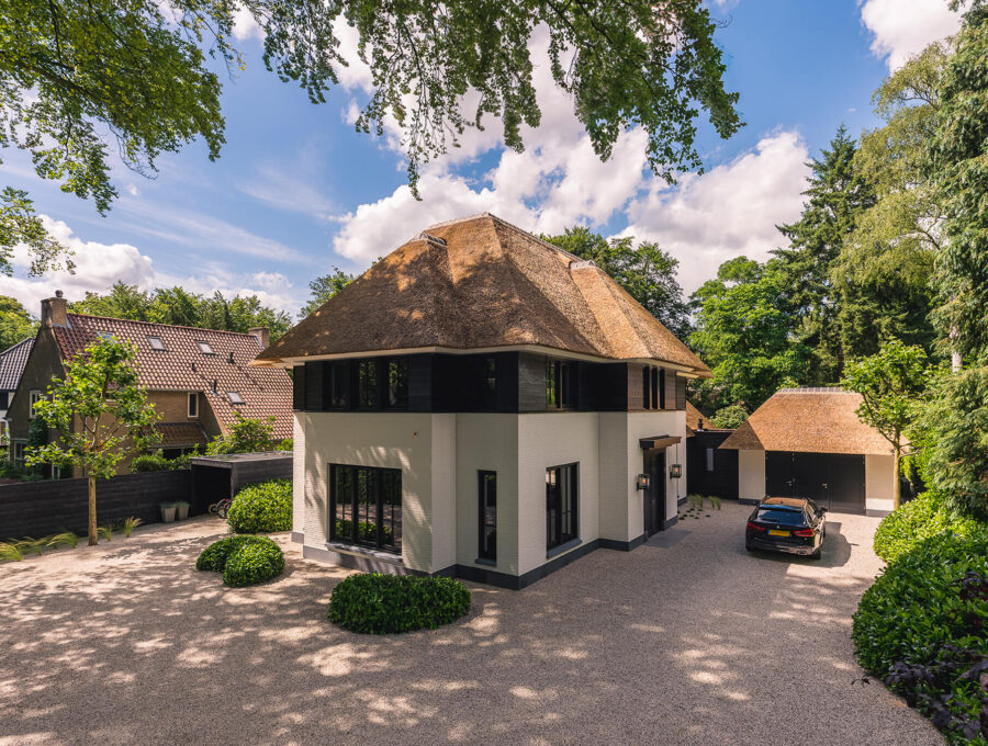 Strakke villa met rieten dak