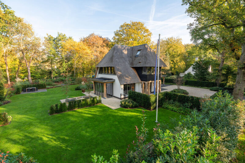Witte-villa-met-rieten-dak-1