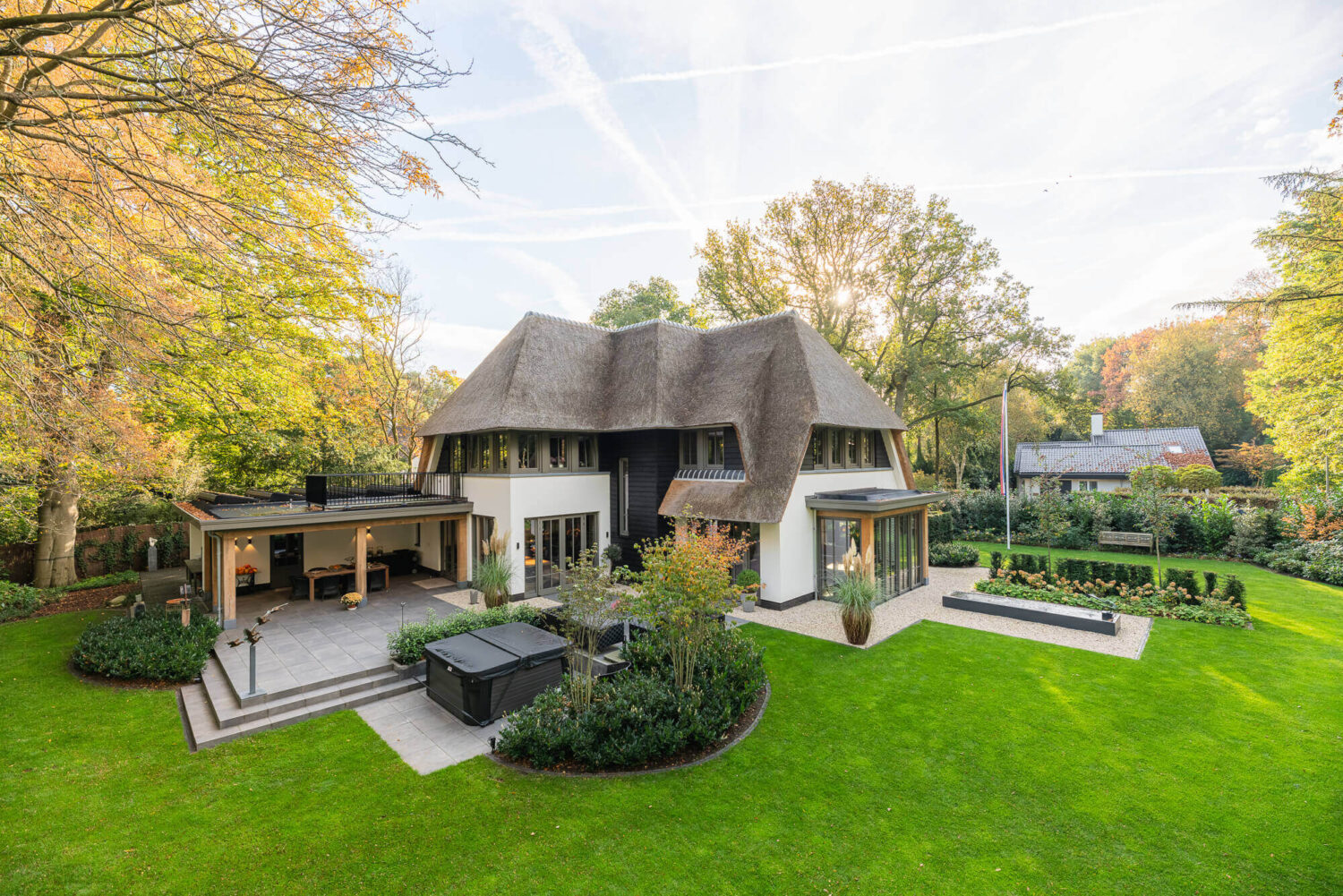 Witte-villa-met-rieten-dak-2