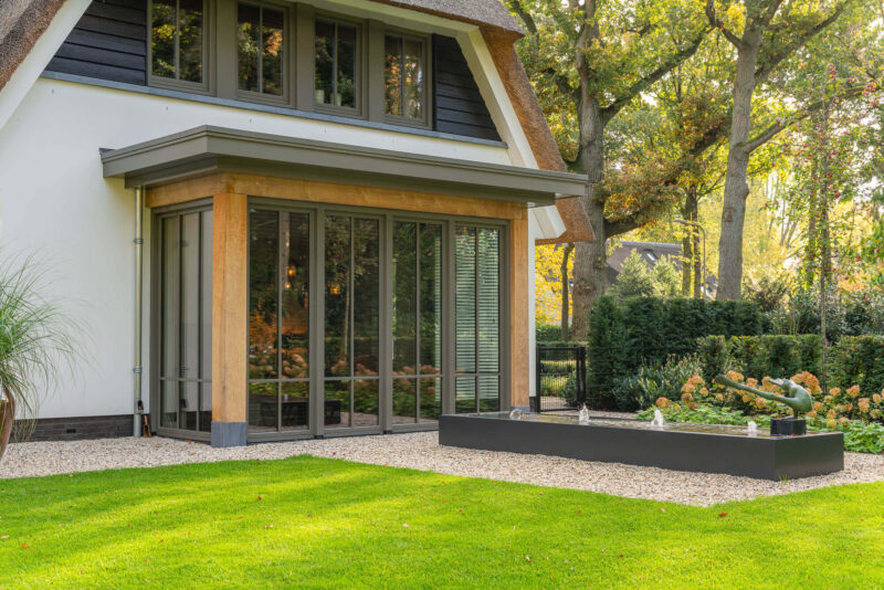 Witte-villa-met-rieten-dak-3