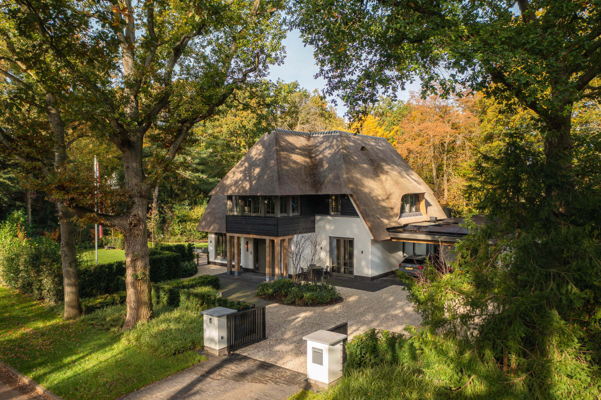 Witte-villa-met-rieten-dak-5