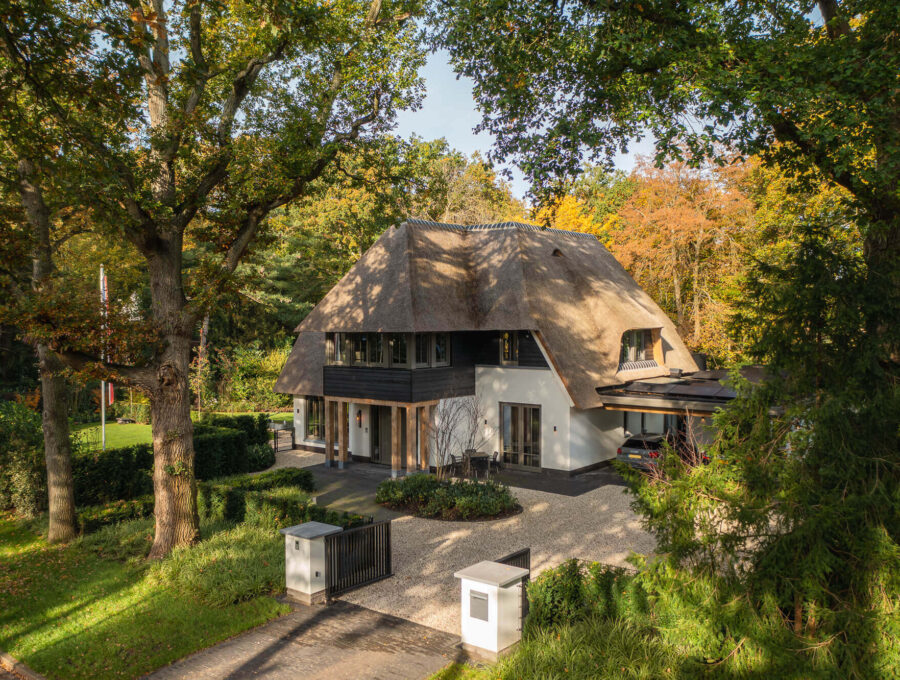 Witte villa met rieten dak