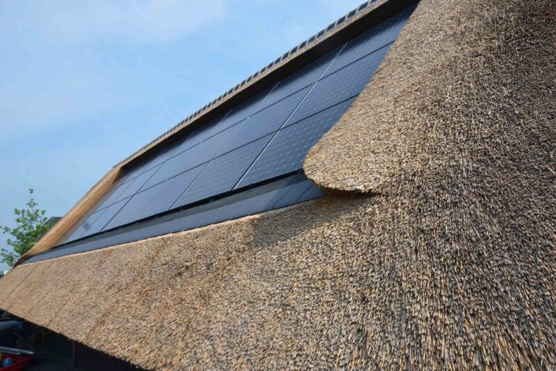 Zonnepanelen rieten dak