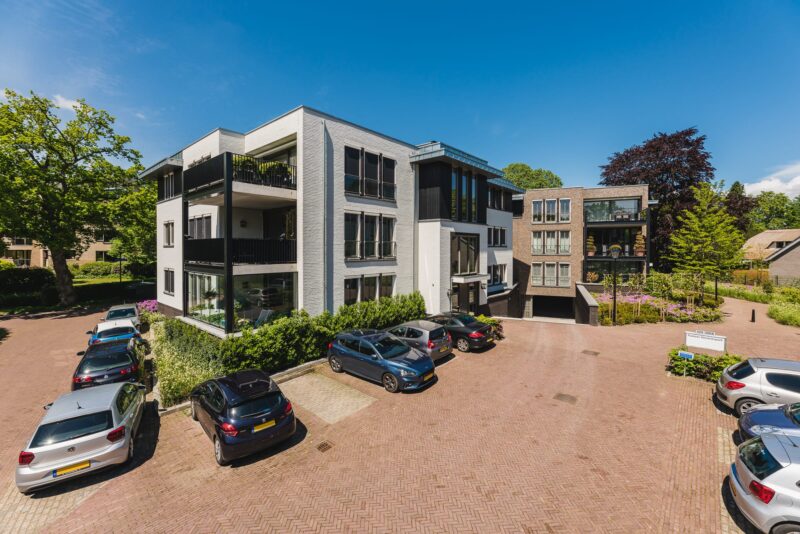 Zijaanzicht van appartementen in het centrum van Laren met parkeerplaatsen: Larens Hart
