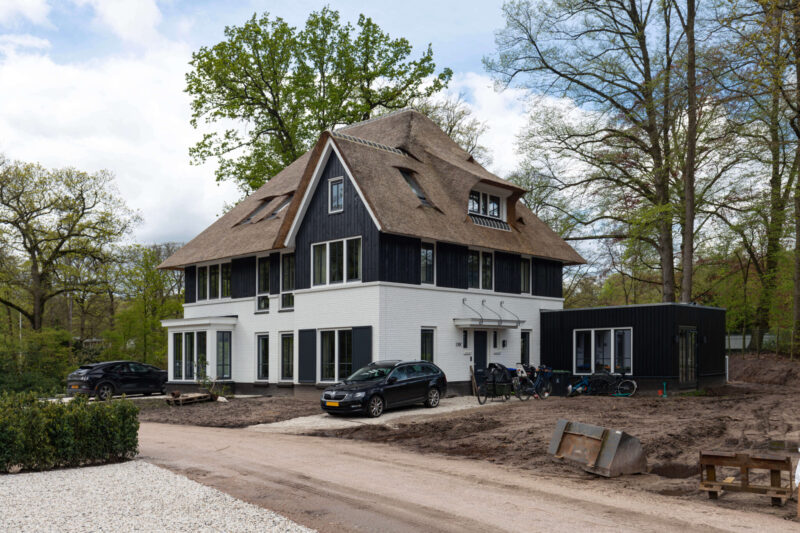 Zijaanzicht rietgedekte en luxe woning Landgoed Soestdijkerstraatweg