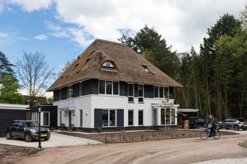 Zijaanzicht rietgedekte en luxe woning Landgoed Soestdijkerstraatweg