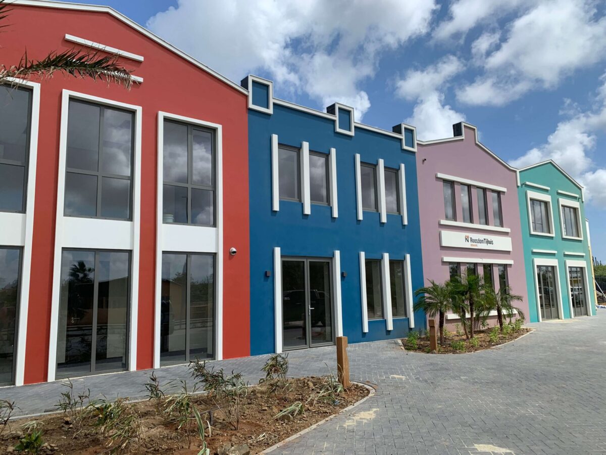 Logistiek-centrum-Roosdom-Tijhuis-Bonaire-ontworpen-door-EVE-Architecten-2-scaled