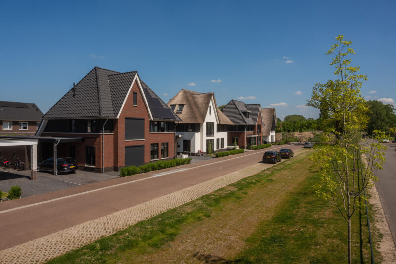 Luchtfoto en zijaanzicht woningen Nieuw Boorn
