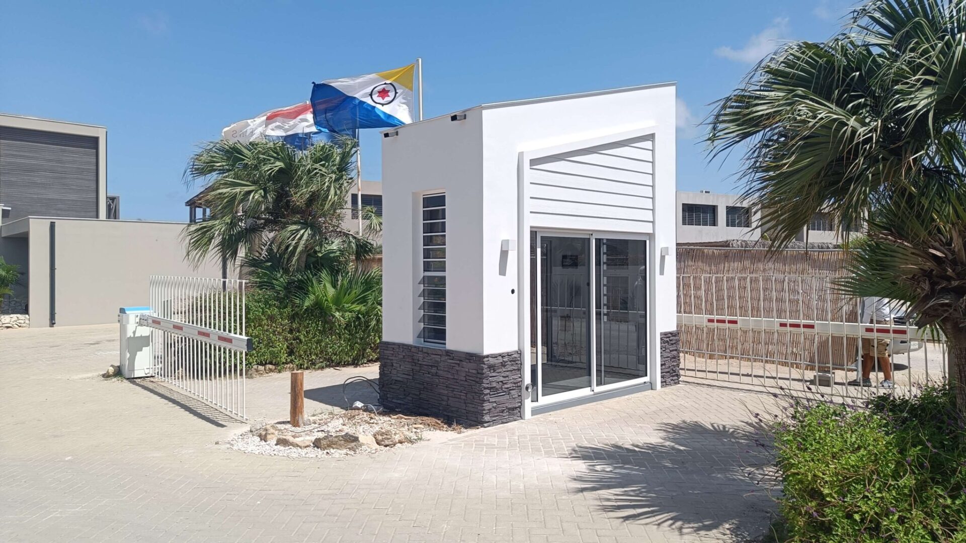 Portiershuisje-Delfins-Beach-Resort-Bonaire-1-scaled