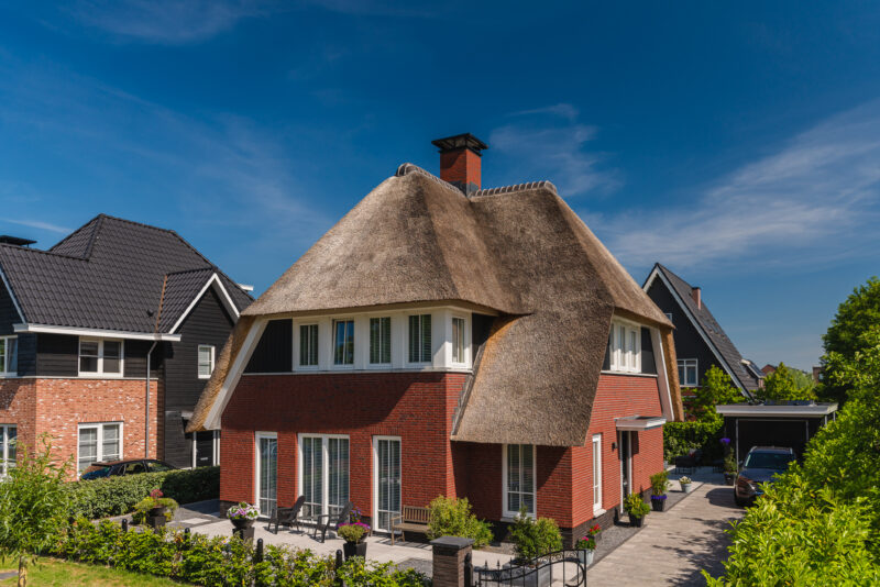 Rietegedekte-woning-met-rode-baksteen-aan-De-Leidsche-Straet