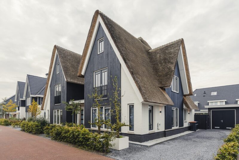 Unieck-Blaricum-EVE-villa-met-rieten-kap