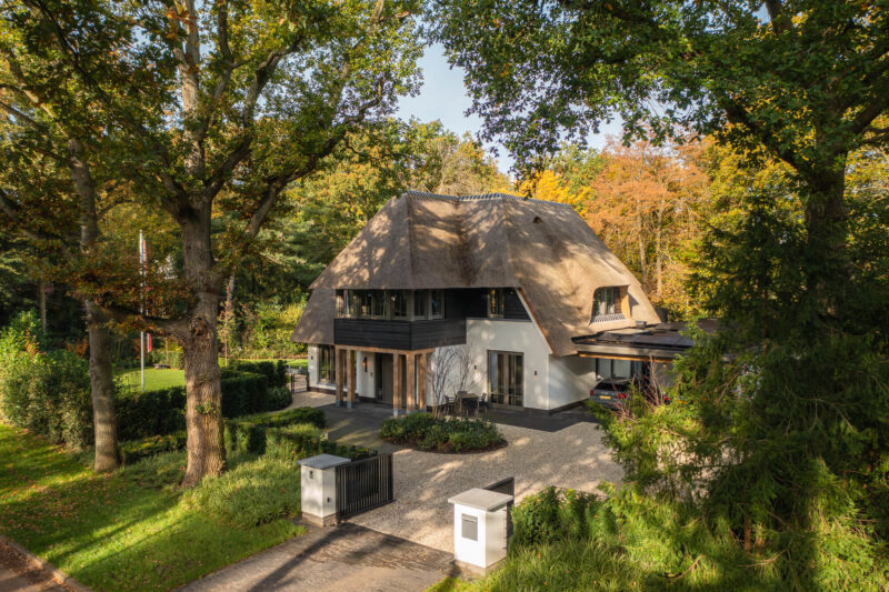 Beige stucwerk villa met rieten dak
