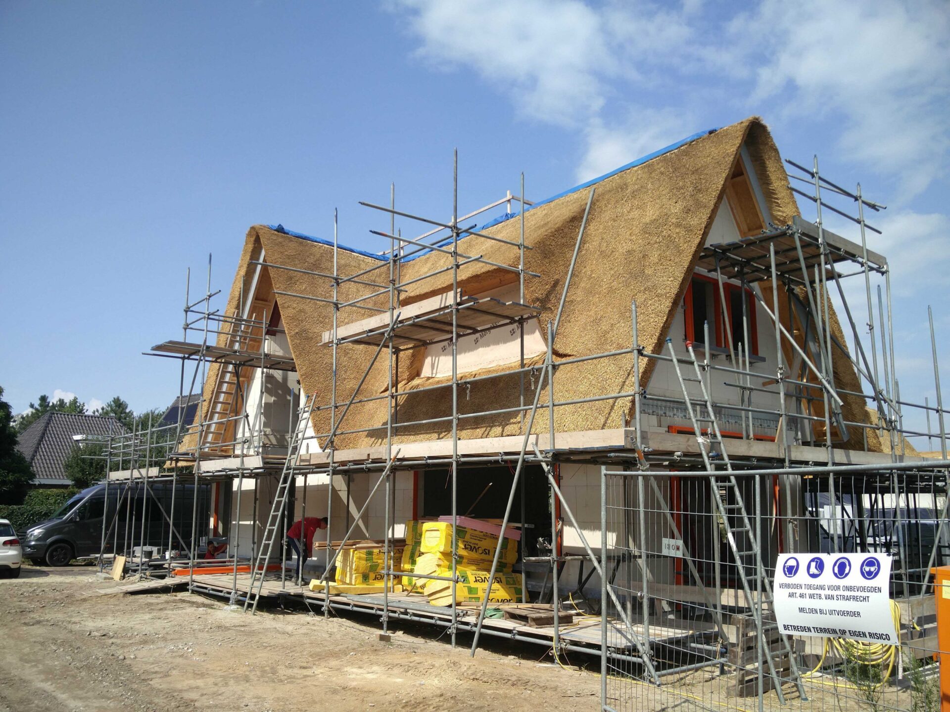Bouwbegeleiding bij een rietgedekte villa in aanbouw