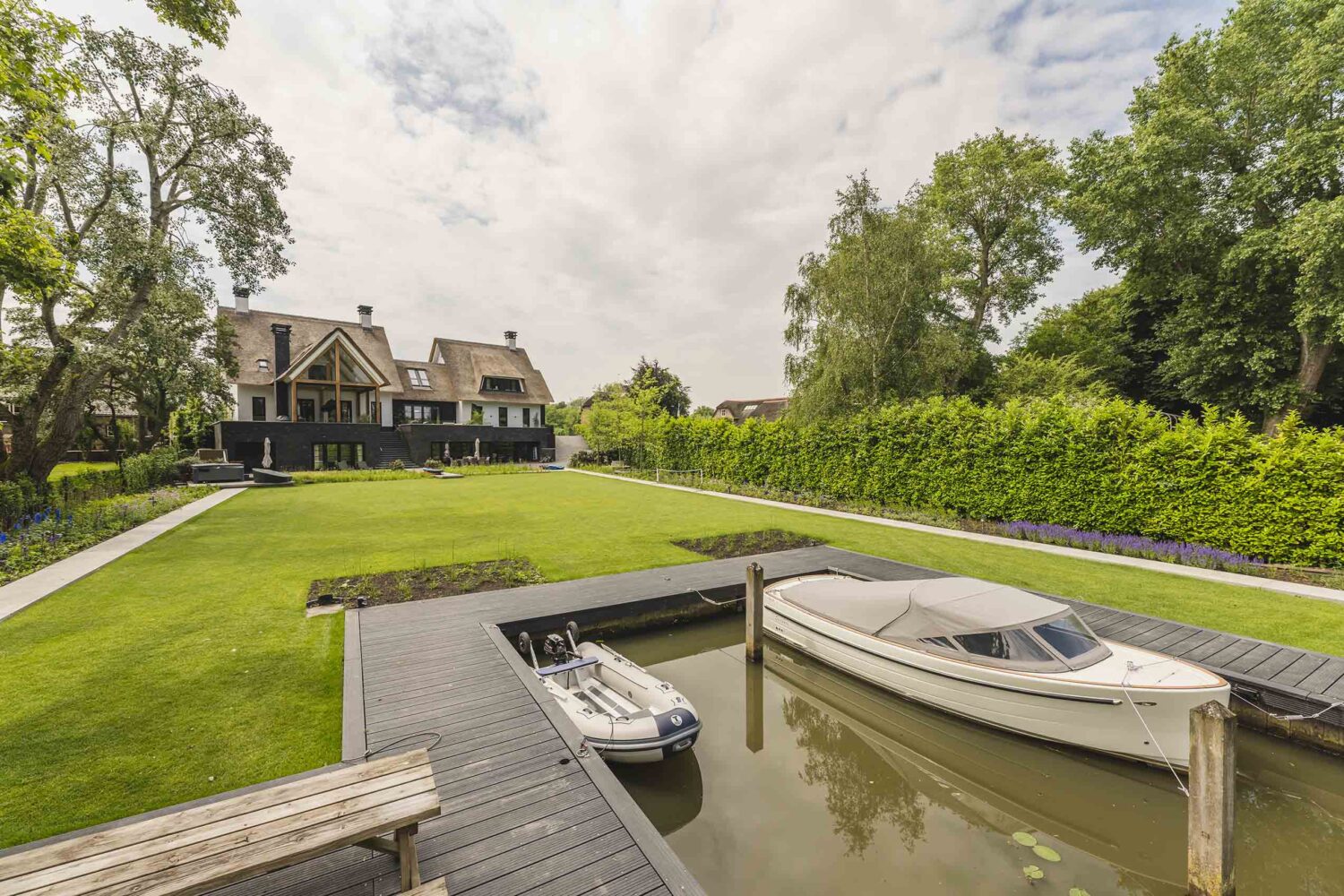 Dijkvilla-aan-prachtige-nederlandse-rivier
