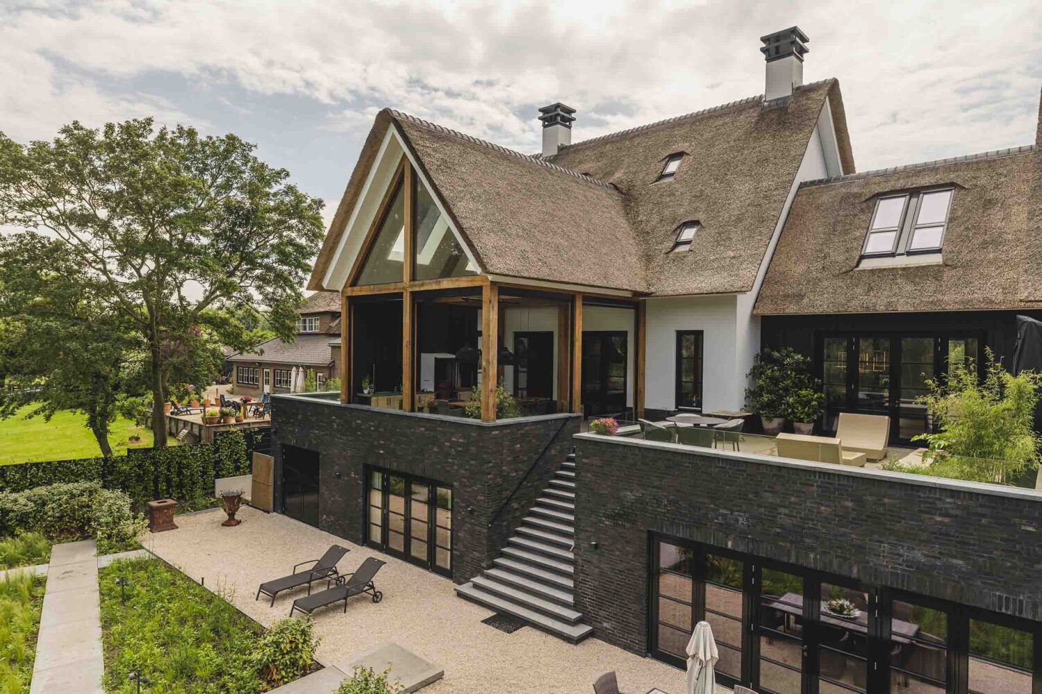 Dijkvilla-rietgedekte-villa-door-EVE-Architecten