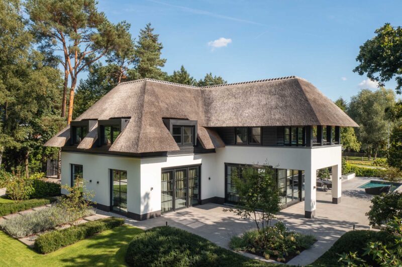 Droomvilla-met-rieten-kap-ontworpen-door-EVE-Architecten-1