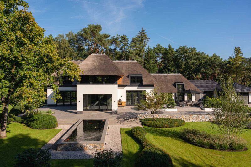 Droomvilla-met-rieten-kap-ontworpen-door-EVE-Architecten-3