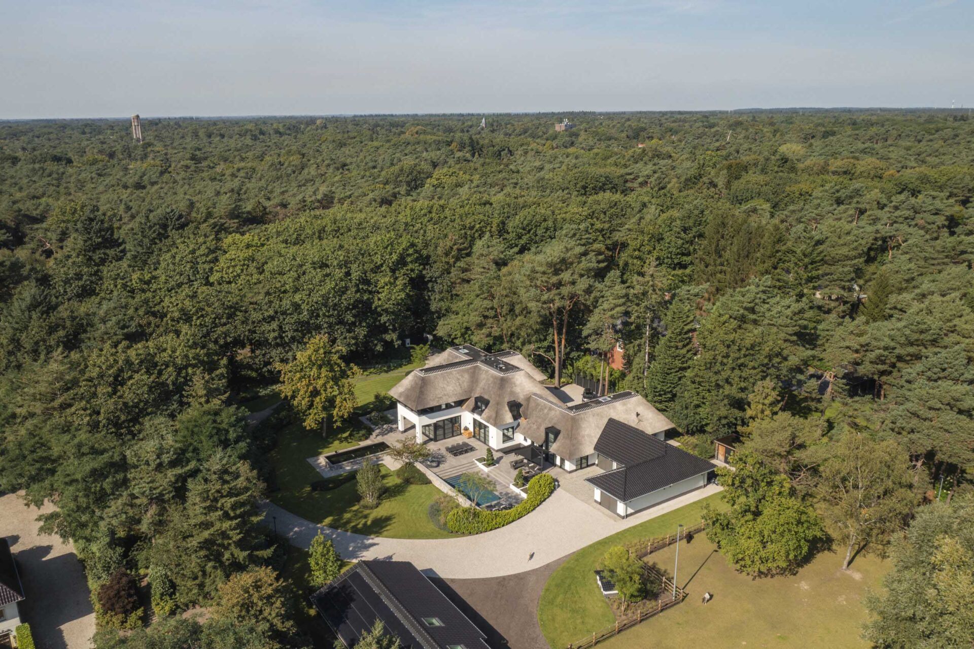 Droomvilla-met-rieten-kap-ontworpen-door-EVE-Architecten-4
