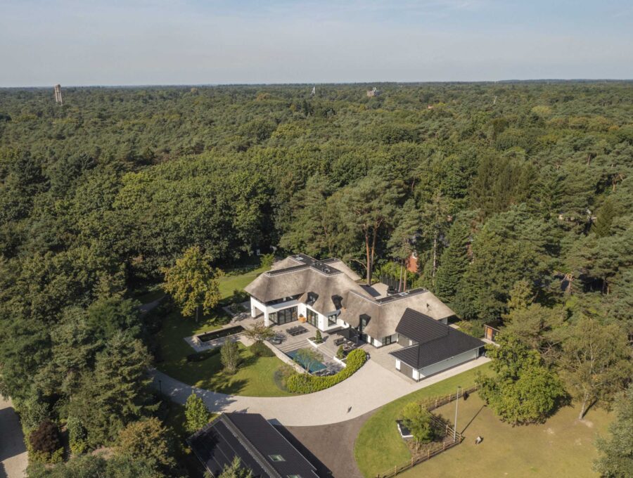 Chique wonen in een droomvilla met rieten dak