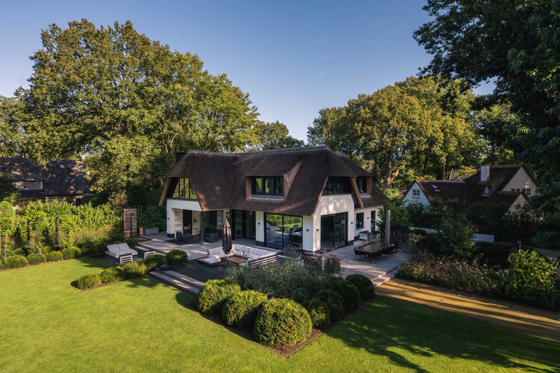 Eigentijdse-Gooische-villa-met-rieten-dak-1