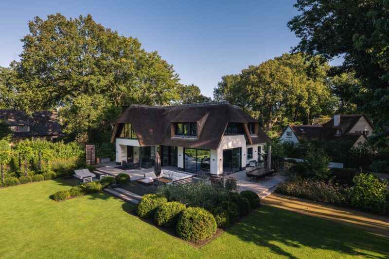 Eigentijdse-Gooische-villa-met-rieten-dak-1