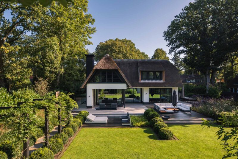 Eigentijdse-Gooische-villa-met-rieten-dak-2