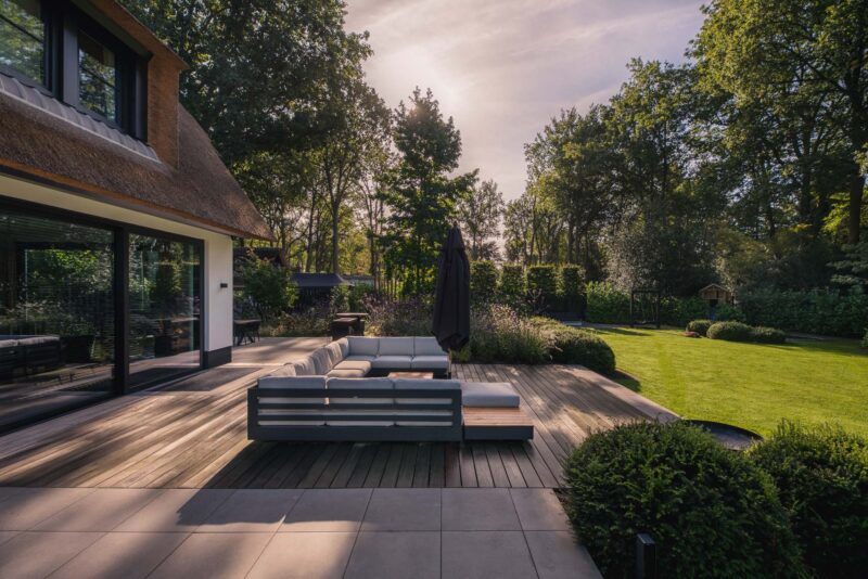 Eigentijdse-Gooische-villa-met-rieten-dak-3