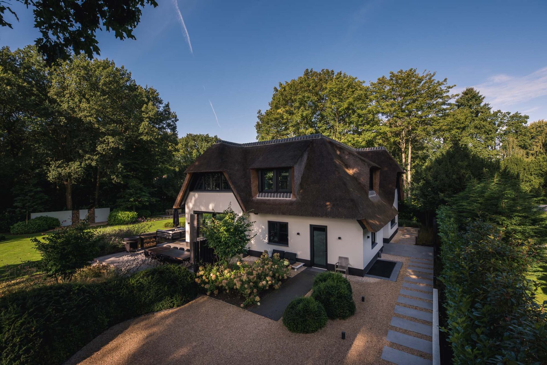 Eigentijdse-Gooische-villa-met-rieten-dak-4