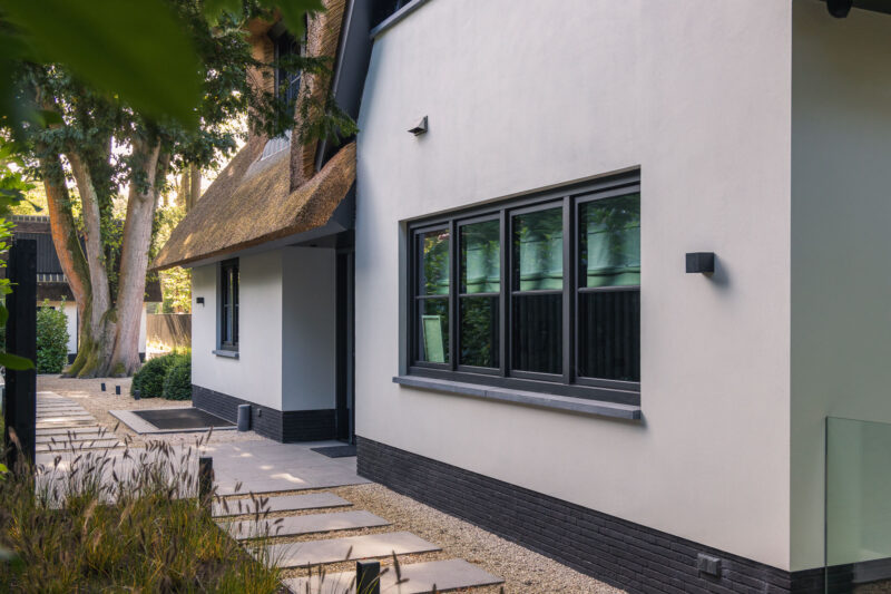 Eigentijdse-Gooische-villa-met-rieten-dak-5