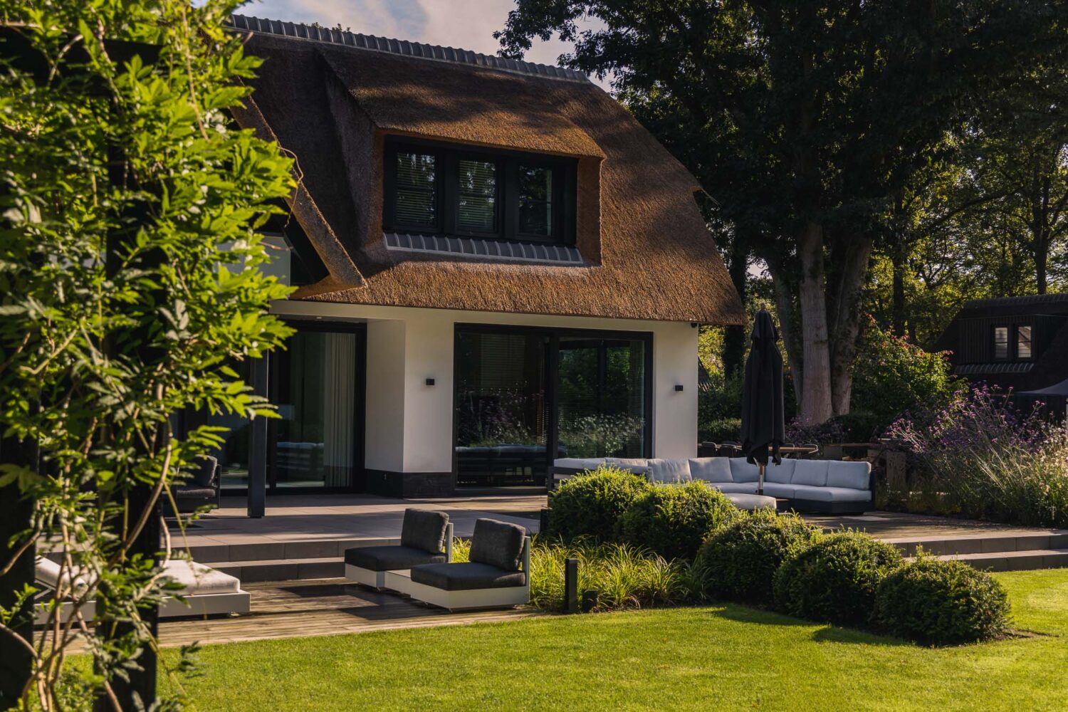 Eigentijdse-Gooische-villa-met-rieten-dak-6