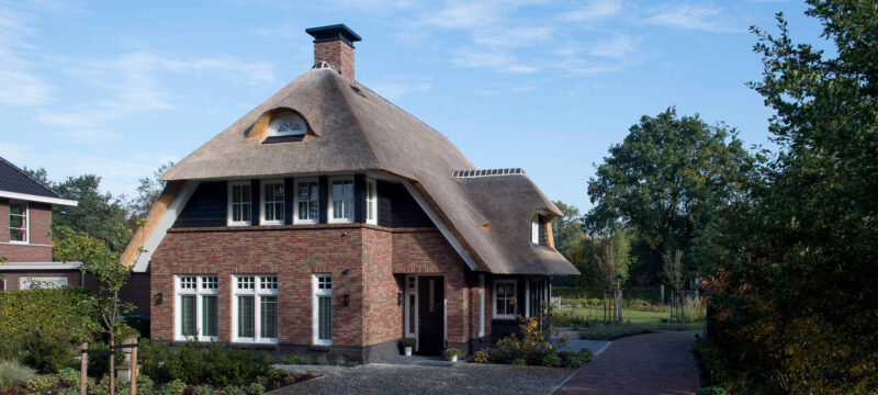 Klassieke woonvilla met rietendak en rode baksteen (1)