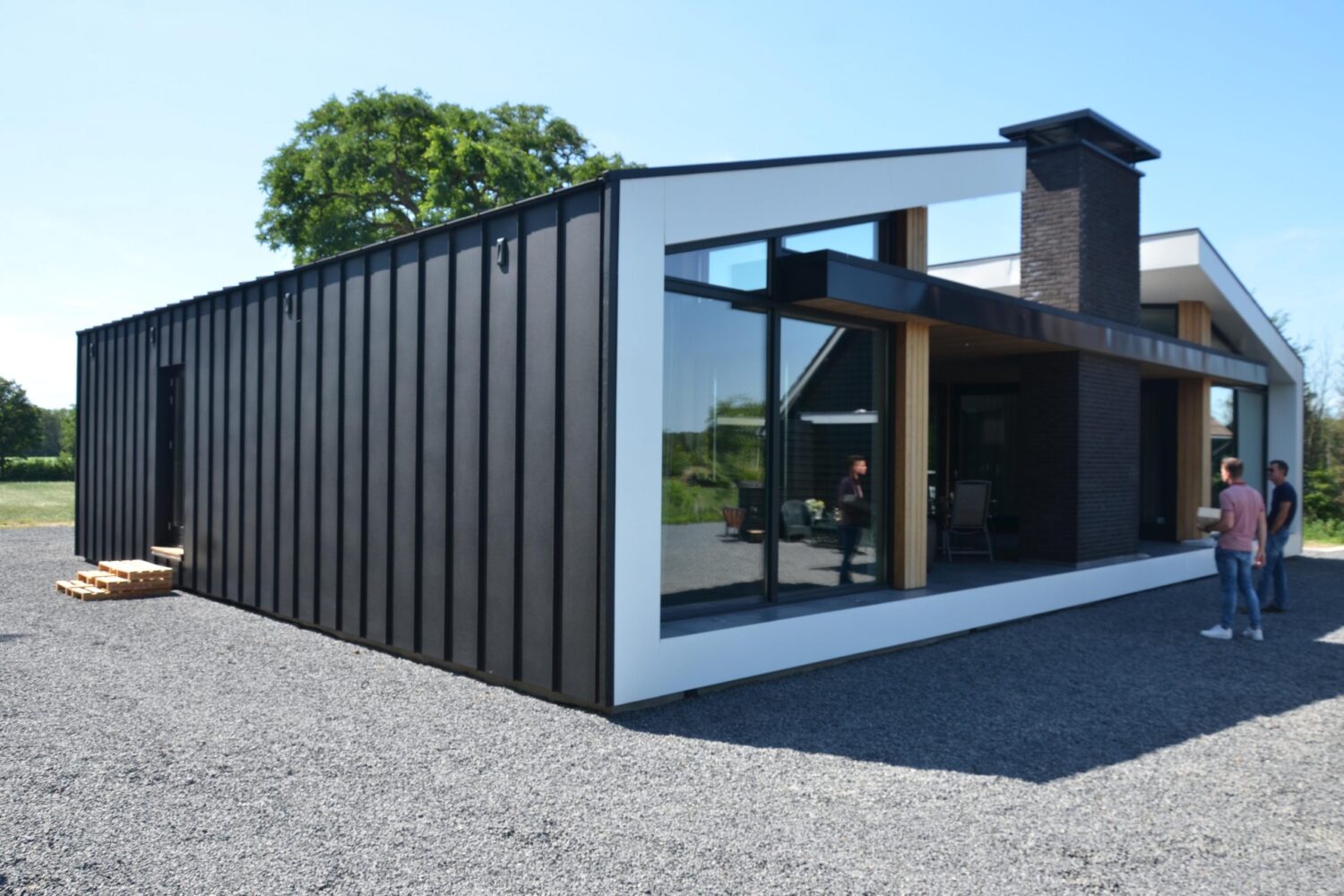 Moderne-schuurwoning-achterzijde-met-veranda-en-schoorsteen-scaled