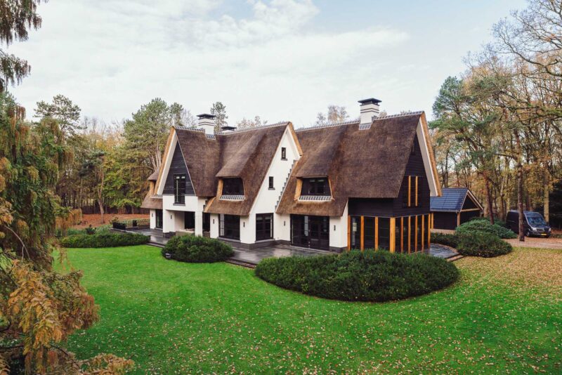 Rietgedekte-villa-in-het-bos-achtergevel