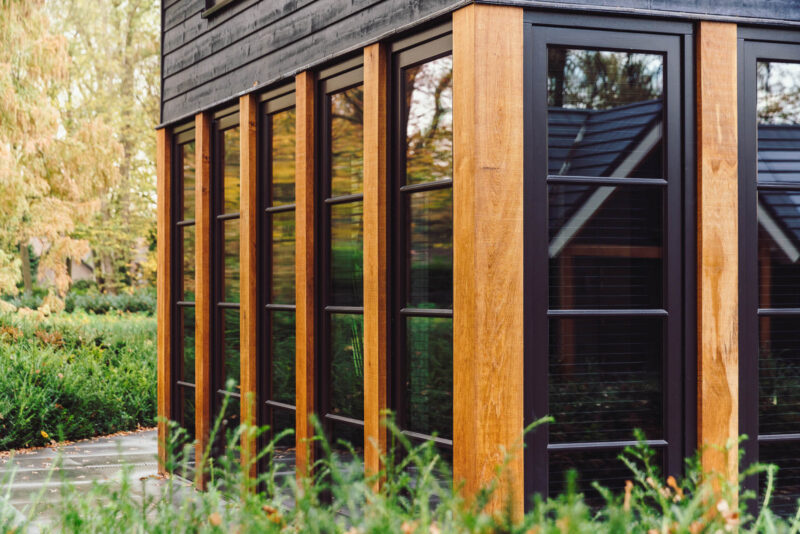 Rietgedekte-villa-in-het-bos-detailering