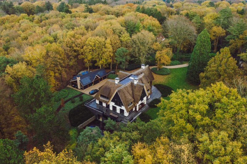 Rietgedekte-villa-in-het-bos-luchtfoto