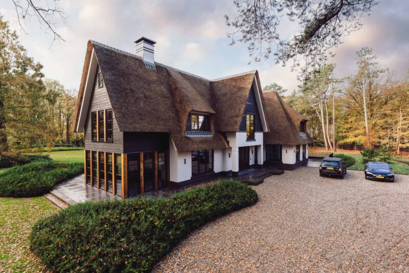 Rietgedekte-villa-in-het-bos-voorgevel